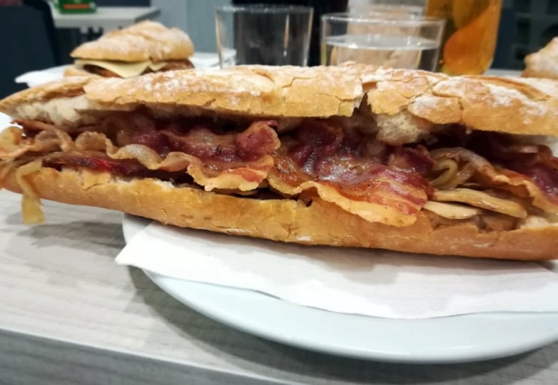 BOCADILLOS CALIENTES